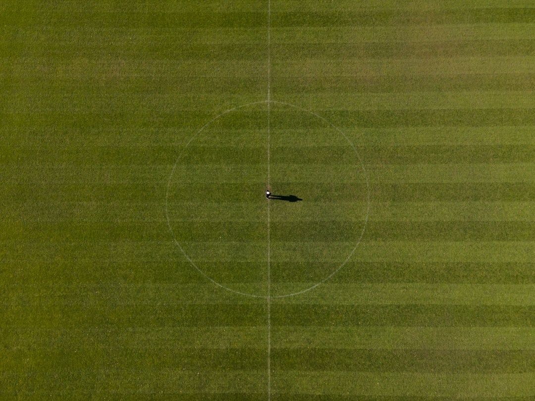 Luftfoto af en velplejet fodboldbane med tydelig midtercirkel