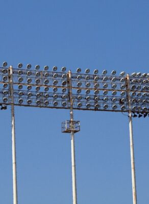 Mast med mange projektører til oplysning af en sportsplads